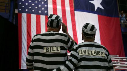 Bill und Hillary sollten ins Gefängnis gesteckt werden, meinen diese beiden Trump-Anhänger. 