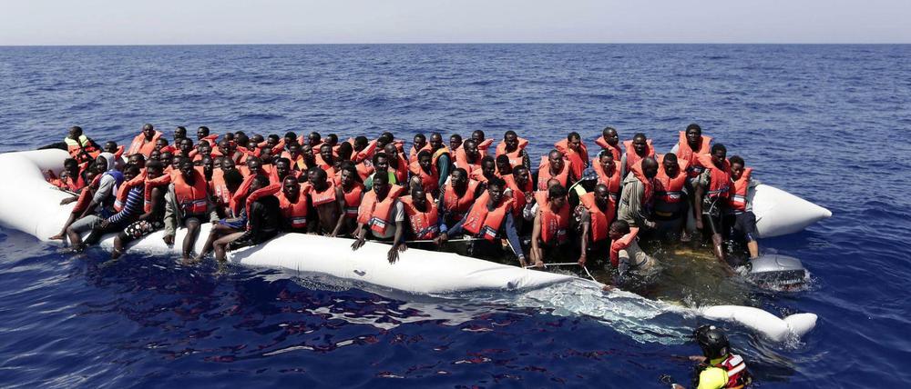 Fast täglich benötigen Flüchtlinge in Seenot auf dem Mittelmeer Hilfe, hier Mitte August zwischen Libyen und Malta.