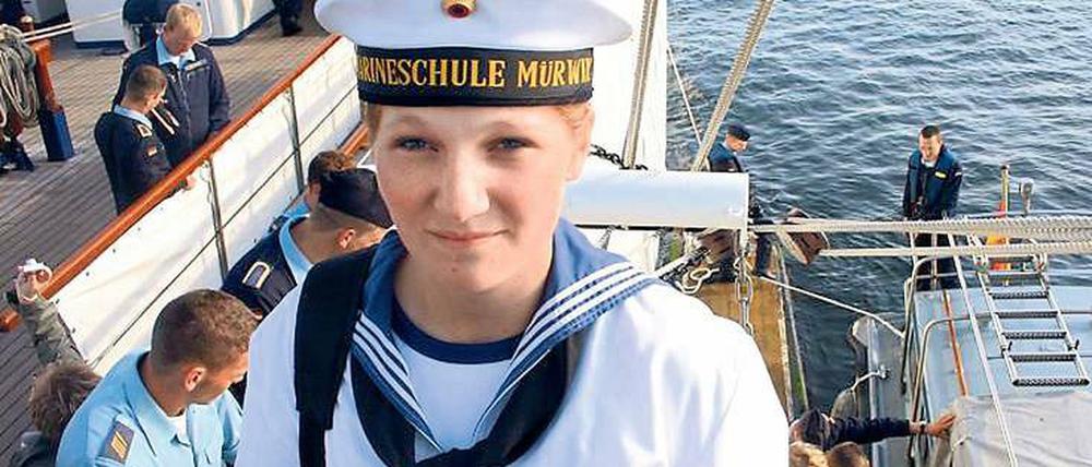 Jenny Böken auf der "Gorch Fock". Vor acht Jahren verschwand sie von Deck und ertrank. Keiner der anderen Soldaten will etwas gesehen haben.