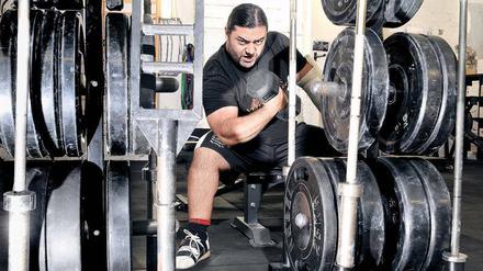 Patrik Baboumian steht im Mittelpunkt, wenn er in seinem Berliner Gym trainiert. Eisen stemmt er aber auch zu Hause in Nauen – im Grünen.