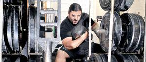 Patrik Baboumian steht im Mittelpunkt, wenn er in seinem Berliner Gym trainiert. Eisen stemmt er aber auch zu Hause in Nauen – im Grünen.