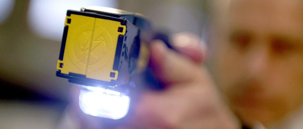 Ein sogenannter Taser wird am 18.11.2013 auf dem Gelände der Landespolizeischule in Berlin im Rahmen einer Sitzung des Innenausschusses des Berliner Abgeordnetenhauses präsentiert.