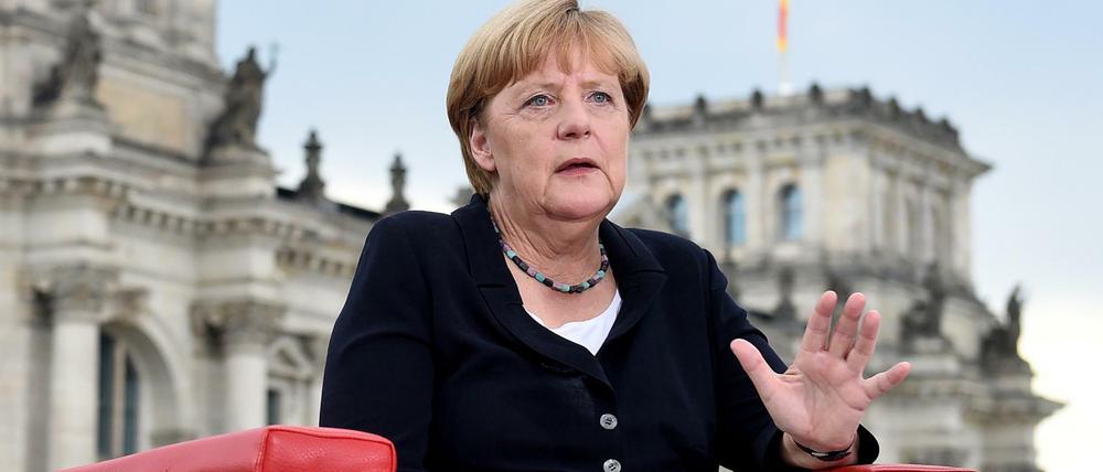 Bundeskanzlerin Angela Merkel (CDU) wird beim Sommerinterview der ARD auf einer Empore des Elisabeth-Lüders-Hauses in Berlin befragt.