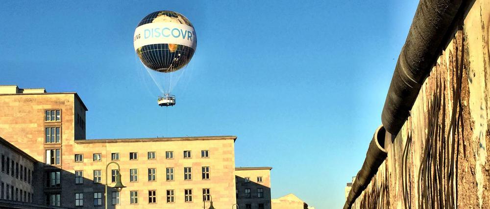 Hoch über Berlin - neuerdings mit Elektronikwerbung.