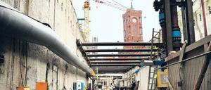 Von oben herab. Aus der Baugrube ist das Rathaus – noch – zu sehen. Der Bahnhof, um dessen Name man sich so vortrefflich streiten kann, liegt am Ende der Grube.