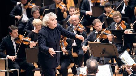 Und ob er kann! Simon Rattle dirigiert das Eröffnungskonzert. 
