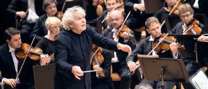 Und ob er kann! Simon Rattle dirigiert das Eröffnungskonzert.