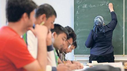 Im Unterricht. Der Verein „Wissen macht Spaß“ bereitet junge Flüchtlinge auf die Schule vor, vor allem mit Computerkursen. 