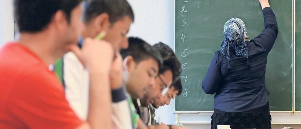 Im Unterricht. Der Verein „Wissen macht Spaß“ bereitet junge Flüchtlinge auf die Schule vor, vor allem mit Computerkursen. 