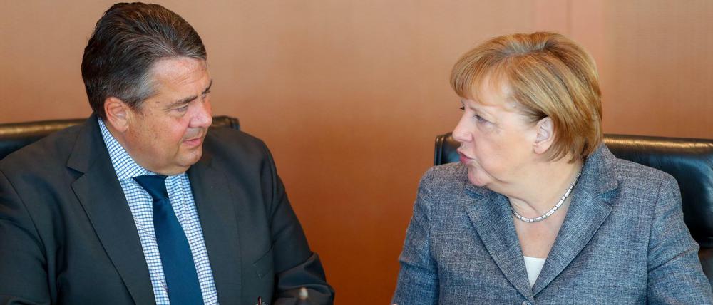 Bundeskanzlerin Angela Merkel (CDU) und Bundeswirtschaftsminister Sigmar Gabriel (SPD) unterhalten sich Mitte August im Bundeskanzleramt in der Sitzung des Bundeskabinetts. 