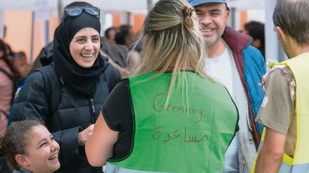 Begrüßung in Passau: Eine Helferin spricht im Herbst 2015 am Bahnhof mit syrischen Flüchtlingen.