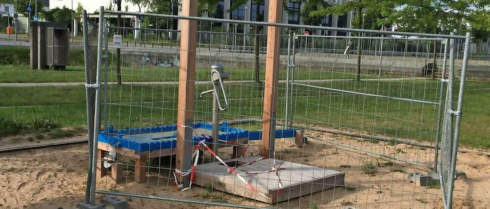 Die eingezäunte Wasserpumpe.