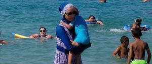 Eine mit einem Burkini bekleidete Frau am Strand von Marseille.