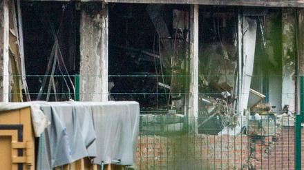 epa05513755 The scene at the Brussels Criminology Institute building after a car containing a bomb rammed through three fences, leading to an explosion and a large fire, at the builing in Brussels, Belgium, 29 August 2016. The Brussels Prosecution confirms the attack as a criminal act and not terrorist incident. No casualties were reported. EPA/STEPHANIE LECOCQ +++(c) dpa - Bildfunk+++