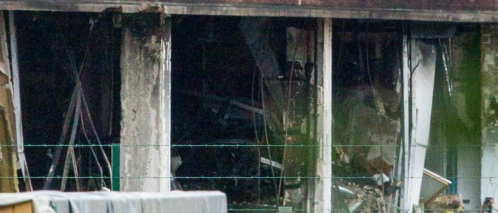 epa05513755 The scene at the Brussels Criminology Institute building after a car containing a bomb rammed through three fences, leading to an explosion and a large fire, at the builing in Brussels, Belgium, 29 August 2016. The Brussels Prosecution confirms the attack as a criminal act and not terrorist incident. No casualties were reported. EPA/STEPHANIE LECOCQ +++(c) dpa - Bildfunk+++