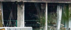 epa05513755 The scene at the Brussels Criminology Institute building after a car containing a bomb rammed through three fences, leading to an explosion and a large fire, at the builing in Brussels, Belgium, 29 August 2016. The Brussels Prosecution confirms the attack as a criminal act and not terrorist incident. No casualties were reported. EPA/STEPHANIE LECOCQ +++(c) dpa - Bildfunk+++