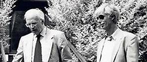 Ernst Nolte (links) und Moshe Zimmermann im Jahre 1992 beim Gespräch im Garten von Noltes Haus. Zimmermann ist Historiker und Direktor des „Richard-Koebner-Center for German History“ an der Hebräischen Universität Jerusalem. 