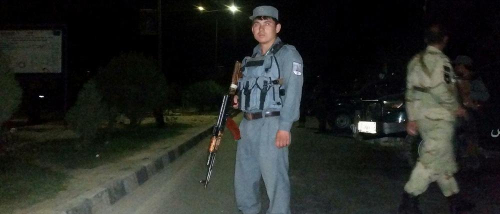 Afghanische Sicherheitskräfte riegelten die Gegend rund um die Amerikanische Universität in Kabul weiträumig ab.