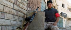 Um Allahs Beistand bitten. Ein Kämpfer der libyschen Truppen betet in den umkämpften Straßen von Sirte.