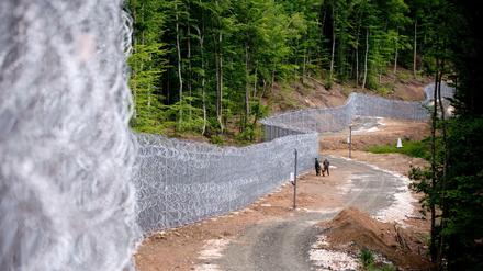 Bulgarische Grenzpolizisten patroullieren bei Malko Tarnowo an der mit hohen Drahtzäunen gesicherten Grenze zur Türkei. 