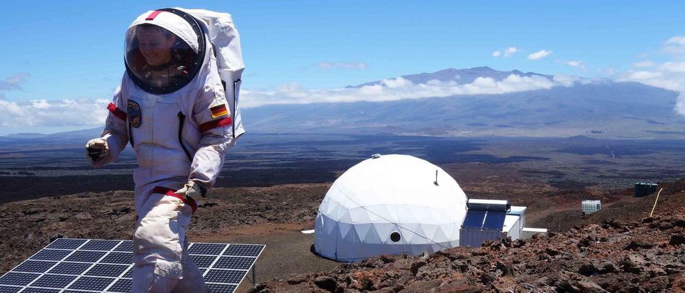 Extreme Bedingungen. Die Wissenschaftlerin Christiane Heinicke durfte ein Jahr lang nur im Raumanzug nach draußen in die Lavalandschaft auf Hawaii. bei einer simulierte Marsmission auf Hawaii zu sehen.