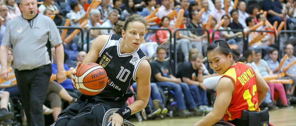 Die deutschen Rollstuhlbasketballerinnen haben sich gegen China vorbereitet auf Rio 2016. Dort wollen sie eine Medaille holen - doch die Konkurrenz ist hart.