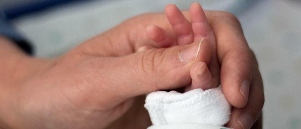 Justizminister Maas will für Mütter von sogenannten "Kuckuckskindern" - hier ein Symbolbild - eine Auskunftspflicht einführen.