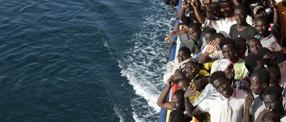 Aus Seenot gerettete Flüchtlinge auf dem Weg nach Sizilien.