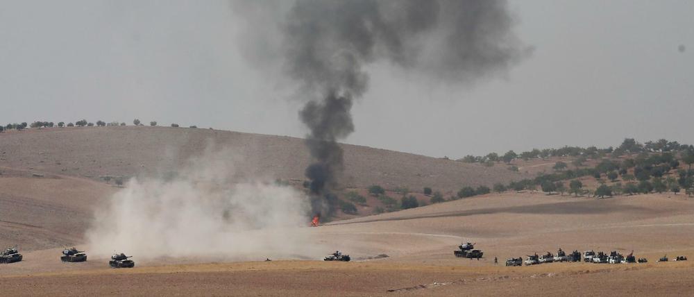 Türkische Panzer bei der Grenzüberquerung nach Syrien.
