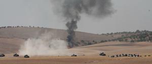 Türkische Panzer bei der Grenzüberquerung nach Syrien.
