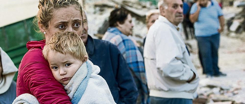 Aus dem alten Leben gerissen: Eine Mutter in Amatrice hält ihren Sohn im Arm.