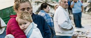 Aus dem alten Leben gerissen: Eine Mutter in Amatrice hält ihren Sohn im Arm.