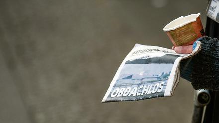 Eine Frau verkauft die Obdachlosenzeitung "Straßenfeger" in Berlin. 