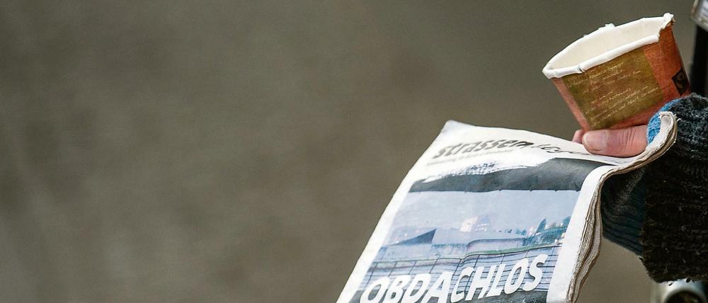 Eine Frau verkauft die Obdachlosenzeitung "Straßenfeger" in Berlin.