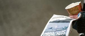 Eine Frau verkauft die Obdachlosenzeitung "Straßenfeger" in Berlin. 