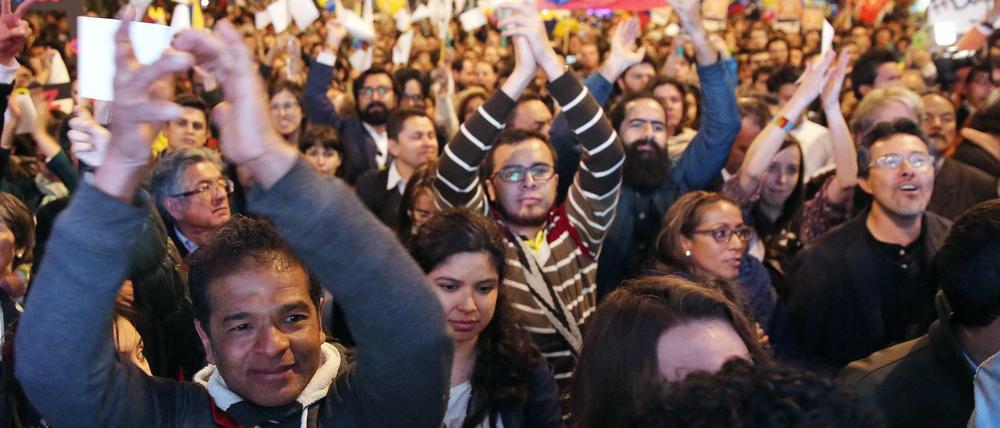 Menschen in Bogota freuen sich über den Vertrag zur Beilegung der Konflikte zwischen Regierung und Farc-Rebellen.