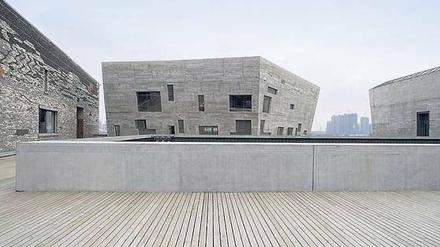 Berg in flacher Landschaft. So beschreibt Wang Shu seinen Entwurf für das Historische Museum Ningbo, das selbst aus Ziegeln von Abrisshäusern erbaut ist.