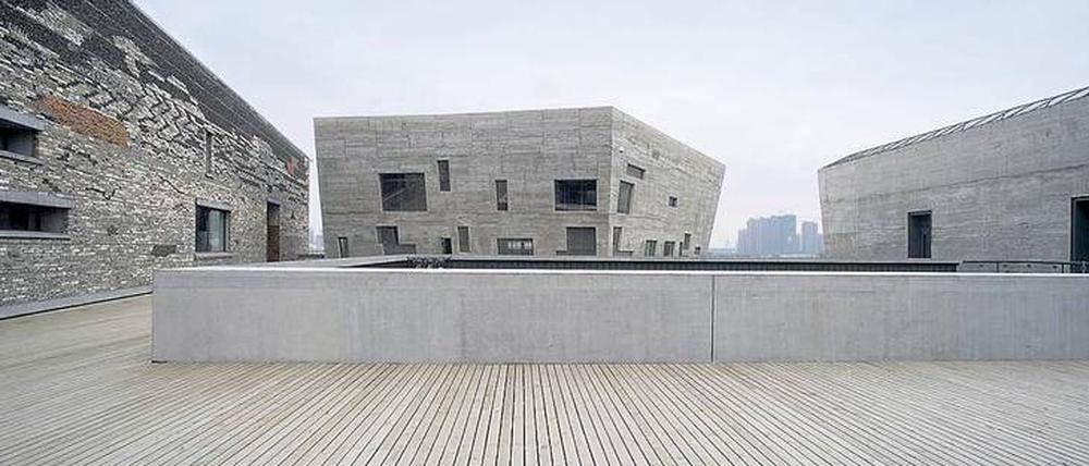 Berg in flacher Landschaft. So beschreibt Wang Shu seinen Entwurf für das Historische Museum Ningbo, das selbst aus Ziegeln von Abrisshäusern erbaut ist.