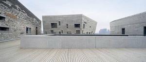 Berg in flacher Landschaft. So beschreibt Wang Shu seinen Entwurf für das Historische Museum Ningbo, das selbst aus Ziegeln von Abrisshäusern erbaut ist.