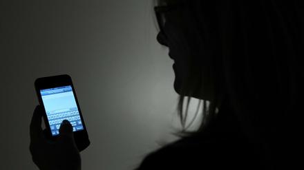 Über das Handy ist der Aufenthaltsort für die Fahnder herauszufinden.