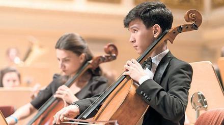 Viola und Cello spielen immer wieder reizvolle Dialoge.