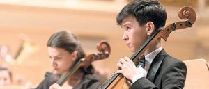 Viola und Cello spielen immer wieder reizvolle Dialoge.