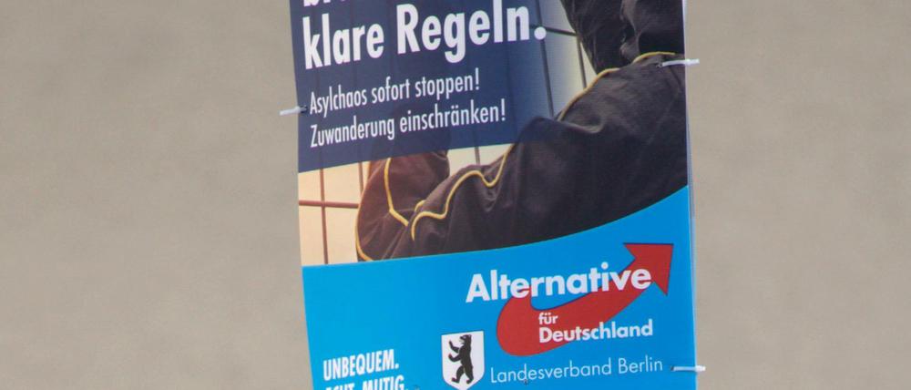 ARCHIV - Wahlplakate der Parteien AfD (o) und NPD hängen am 30.08.2016 in Berlin an einem Laternenpfahl. Am 18. September 2016 finden in Berlin die Wahlen zum Abgeordnetenhaus statt. Foto: Bernd von Jutrczenka/dpa (zu dpa "Das heikle Verhältnis von NPD und AfD: Umarmen oder ausgrenzen? " vom 30.08.2016) +++(c) dpa - Bildfunk+++
