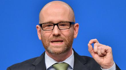CDU-Generalsekretär Peter Tauber weist mit derben Worten die Kritik von SPD-Chef Sigmar Gabriel an der Flüchtlingspolitik der Kanzlerin zurück.
