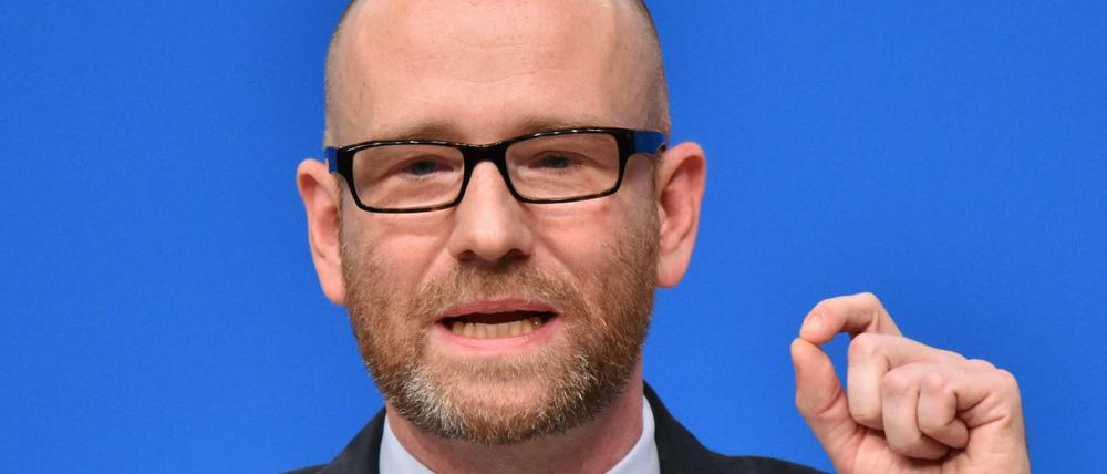 CDU-Generalsekretär Peter Tauber weist mit derben Worten die Kritik von SPD-Chef Sigmar Gabriel an der Flüchtlingspolitik der Kanzlerin zurück.