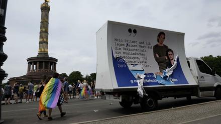 Die AfD versucht auf dem Berliner CSD zu werben - das Plakat wurde von Demonstranten teilweise zerrissen.