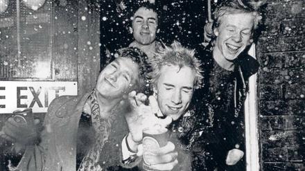 Weltenstürmer. Die Sex Pistols – Steve Jones (li.), Glen Matlock, Johnny Rotten, Paul Cook – lassen 1976 eine Dose Bier explodieren.