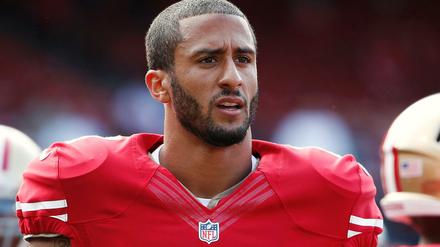 Quarterback Colin Kaepernick von den San Francisco 49ers erhält nach seiner Aktion viele Hasskommentare, aber auch Zuspruch.