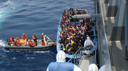 Soldaten des Einsatzgruppenversorgers Berlin retten Schiffbrüchige aus dem Mittelmeer. 