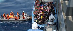 Soldaten des Einsatzgruppenversorgers Berlin retten Schiffbrüchige aus dem Mittelmeer. 